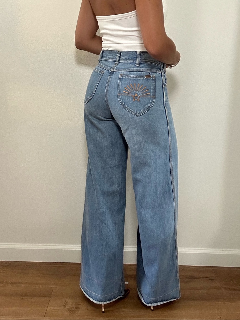 Vintage 70’s Light Wash Blue Wide-Leg Women's Jeans Embroidered Pocket Size 26